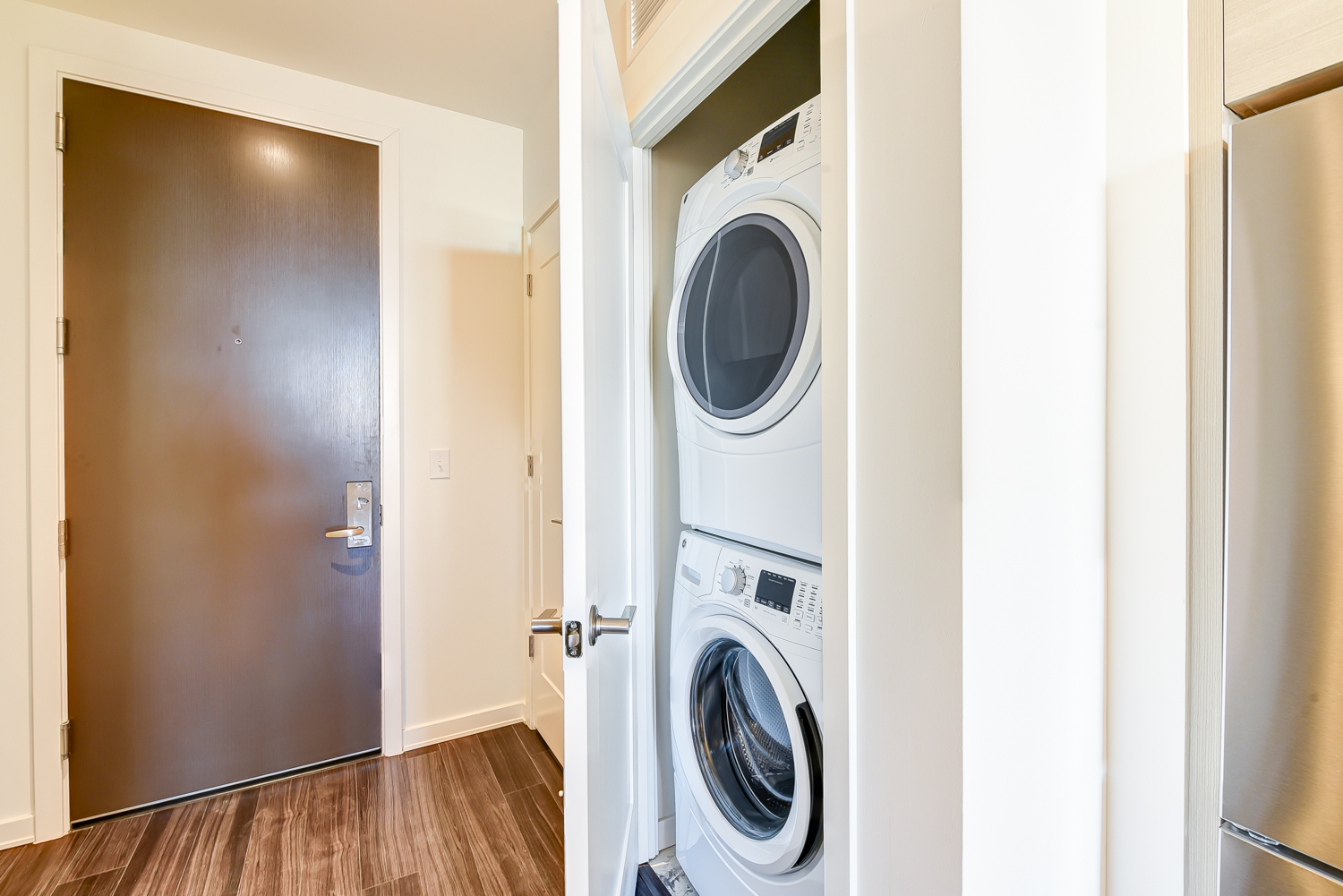 Full-size-washer-and-dryer-in-studio-apartment